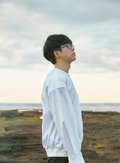 하현우 국카스텐의 하현우가 첫 솔로앨범 < Ithaca(이타카) >를 발매했다. 이를 기념해 26일 오후 서울 방이동 올림픽공원 뮤즈라이브홀에서 음악감상회를 열었다. 타이틀곡은 'Home'이다.