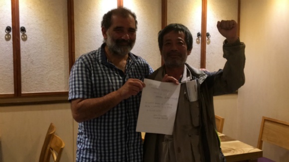 지난해 6월 서울 용산에서 열린 민생민주국제포럼 일정을 모두 마친 후 저녁식사 자리에서 세계노총 활동가 샤흘 와호와 삼성일반노조 김성환위원장이 세계노총 가입 서명지를 들어보이고 있다  

