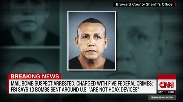 미국 진보 인사들에게 '폭발물 소포'를 보낸 용의자 체포를 보도하는 미국 CNN 뉴스 갈무리.