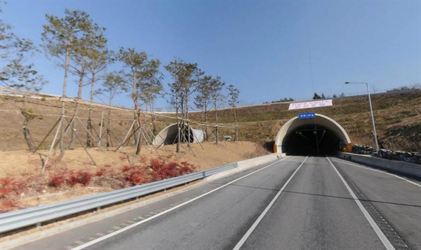 포항울산고속도로 양북1터널 경주 방향 입구. 양북1터널 길이는 7.5km로 우리나라에서 두번째로 긴 장대터널이다.
