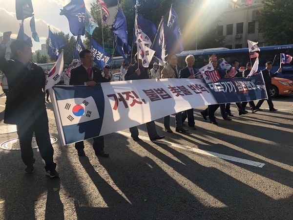 27일 오후 2시, 서울역 광장에서 대한애국당 주최로 열린 탄핵무효 집회가 열렸다