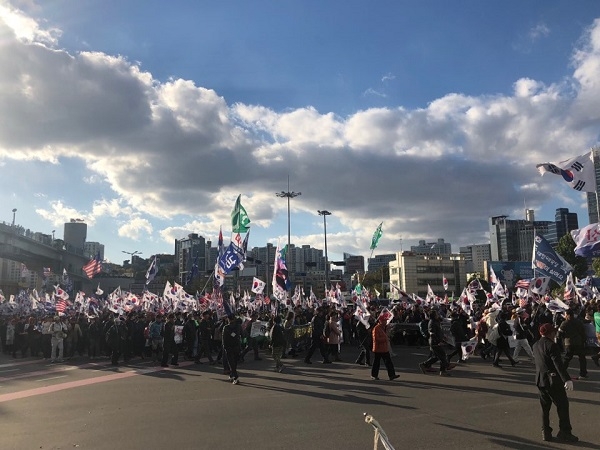 27일 오후 2시, 서울역 광장에서 대한애국당 주최로 열린 탄핵무효 집회가 열렸다