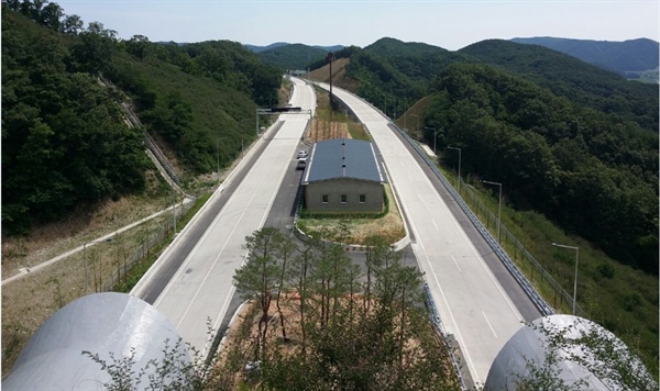 2016년 6월 30일 개통한 포항울산고속도로 양북1터널 구간 전경