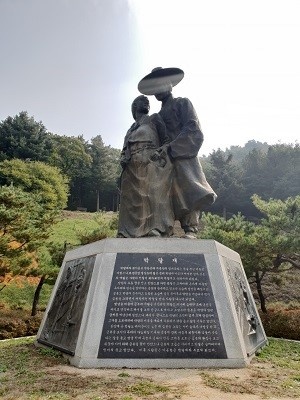 박달재 고갯마루에 서있는 박달이와 금봉이 동상.