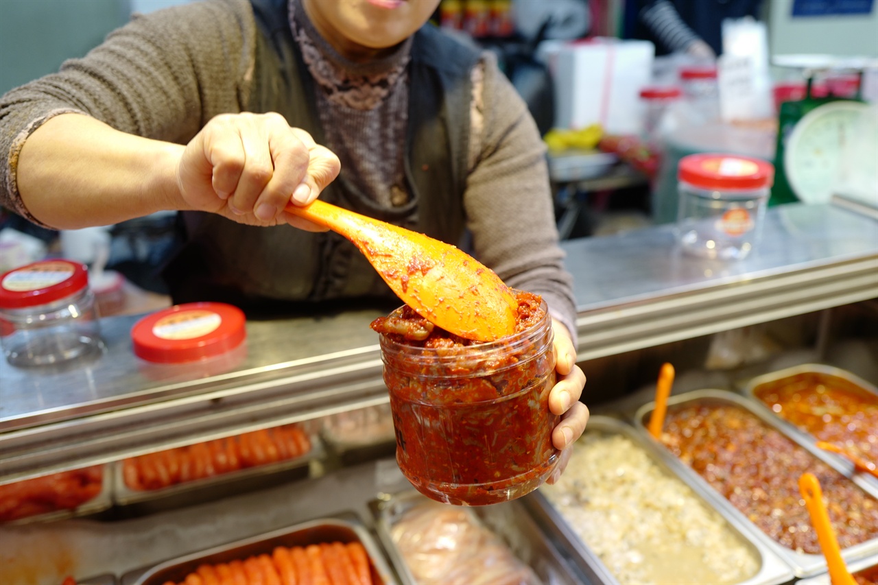 새우젓으로 유명한 외포수산시장, 통이 터져 타가라 젓갈을 담는 주인장