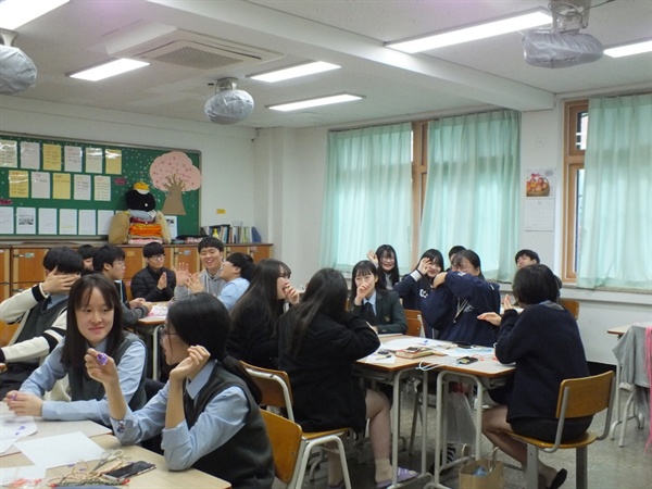 문산제일고등학교 학생들이 교과별 체험학습을 하면서 밝게 웃고 있다.