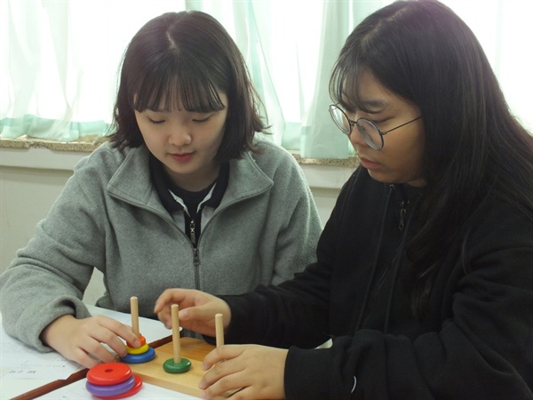 수학의 귀납적 정의를 배울 수 있는 '하노이 탑'을 체험하는 문산제일고등학교 학생들