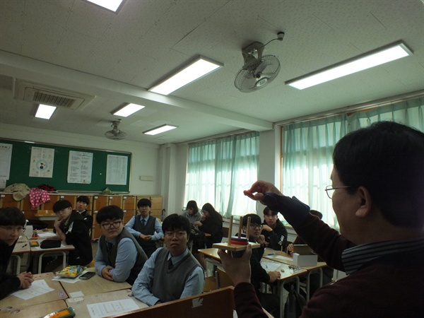 '하노이 탑'에 대한 설명을 진지하게 경청하는 문산제일고등학교 학생들