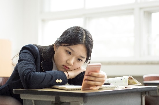  SNS 메시지나 사진 등을 통해 집단적으로 한 학생에게 모욕을 주는 ‘사이버 폭력’은 여학생들에게 더 심각하게 나타난다.