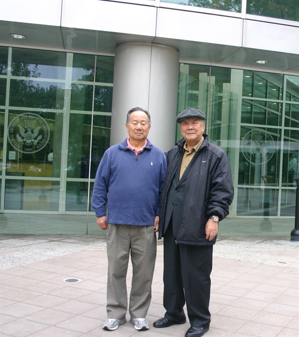 박유종(왼쪽 NARA 앞에서 2017. 10.)