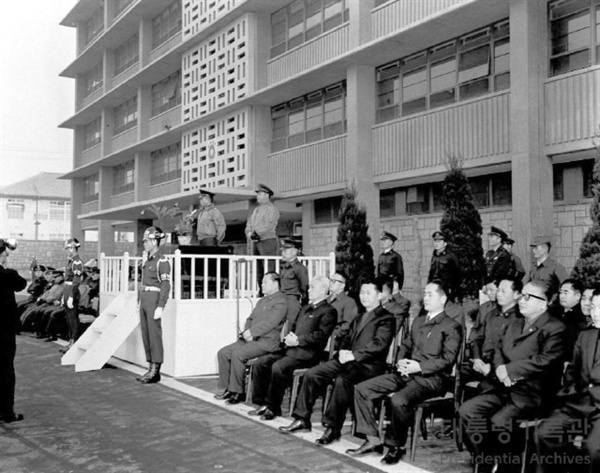 1962년도 국가재건최고회의 시무식에서 연설하는 박정희 최고회의 의장의 모습. 당시 최고회의가 현 대한민국역사박물관에 입주해 있었다.