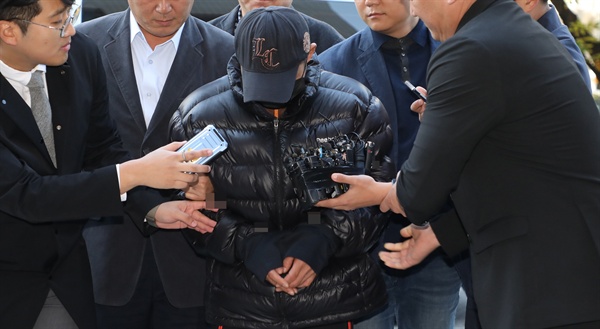 강서구 등촌동의 한 아파트 주차장에서 전처를 살해한 혐의를 받는 김모 씨가 25일 오전 구속 전 피의자 심문을 받기 위해 서울남부지법에 들어서고 있다. 
