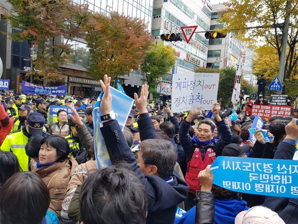  29일 이재명 경기지사가 출두한 경기 성남경찰서 앞은 이 지사 지지자와 반대자 들이 충돌하면서 극심한 혼란을 보였다.