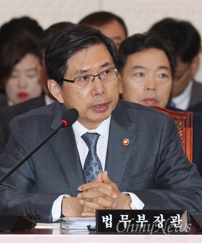 박상기 법무부 장관이 29일 서울 여의도 국회에서 열린 법제사법위원회의 종합감사에 출석해 의원들의 질의에 답변하고 있다. 