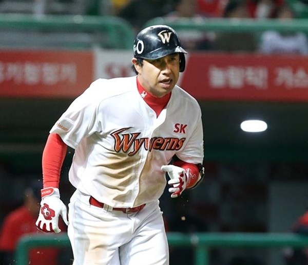  플레이오프 1-2차전 연속 홈런을 터뜨린 SK 김강민