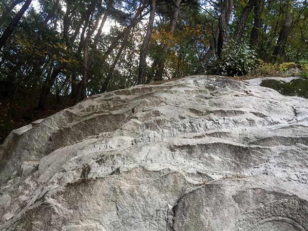 경주 율동 마애여래삼존입상 윗부분, 빗물이 본존불 외곽으로 가도록 한 바위 모습