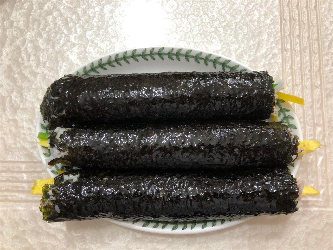 아이들 간식으로 주기 위해 아빠가 싸놓은 김밥입니다.