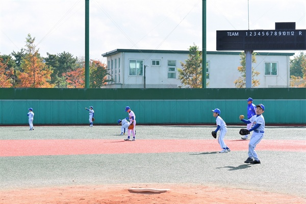 전 한화이글스 박용진 감독 등이 지도하고 있는 고양 허구연 무지개 리틀야구단은 야구와 함께 다양한 활동을 통해 사회성을 기르고 있다.