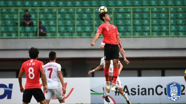  29일 오후 6시(한국시간), 인도네시아 패트리어트 칸드라바가 스타디움에서 열린 한국과 타지키스탄의 AFC U-19 챔피언십 8강전. 최전방 공격수로 선발 출전한 오세훈이 공중볼을 따내고 있다.