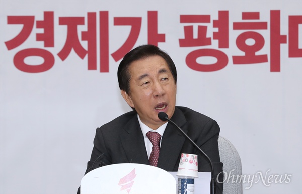 자유한국당 김성태 원내대표가 30일 오전 국회에서 열린 원내대책회의에서 모두발언을 하고 있다. 이날 한국당은 '평화가 경제'라는 문구를 회의장에 내걸었다. 