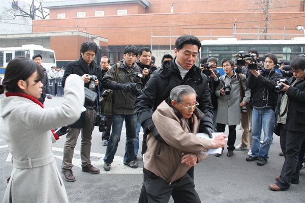 서울 일본대사관 앞에서 기자회견을 마친 여운택 어르신이 일본대사관에 항의하기 위해 발걸음을 옮기자 경찰이 제지하고 있는 모습. 2009년 12월.