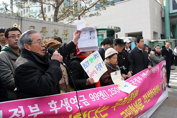 외교부 앞에서 일제 피해자들과 함께 기자회견을 갖고 목소리를 높이고 있는 여운택씨. 2010년 1월