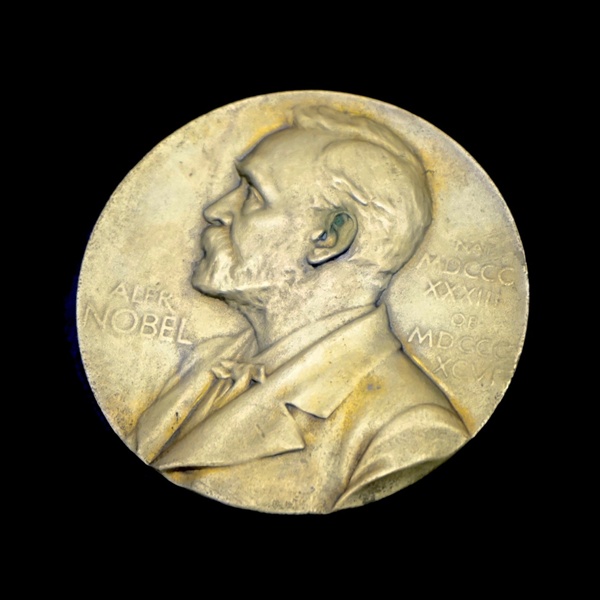 노벨상 수상자에게 수여되는 메달. 제작비용은 700만 원 정도이지만, 10억 원이 넘는 상금도 별도로 수여된다. 전세계 과학자들에게 노벨상을 받는다는 것은 수치로 측량하기 어려운 커다란 영예다. 