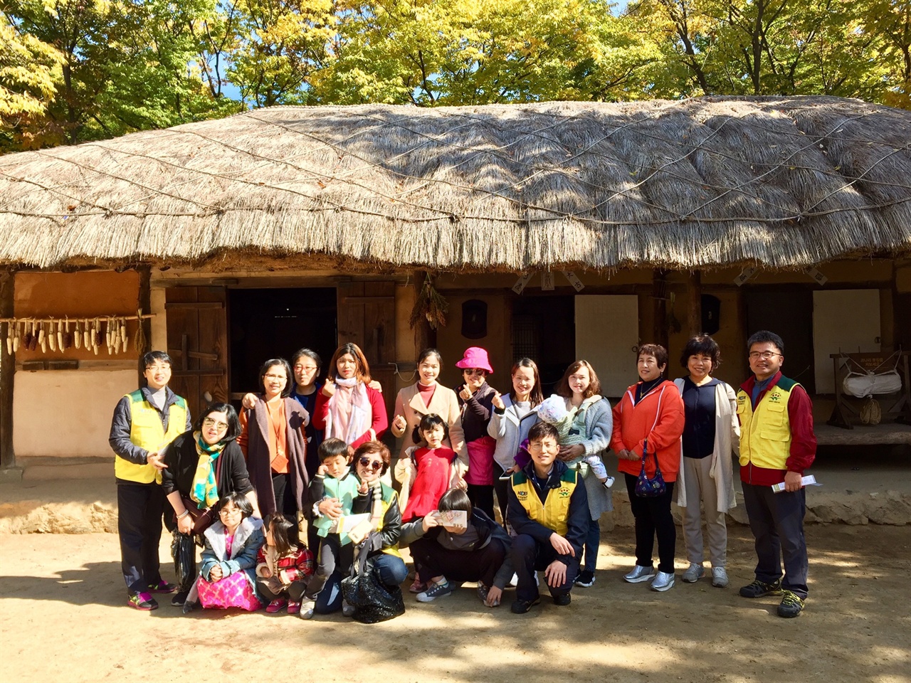 한국 민속촌에서 한국문화를 체험한 다문화 가족