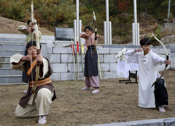 태안중학교 연극단원들이 태안동학농민혁명 추모탑에서 태안동학농민혁명을 주제로 한 '내포에 부는 바람' 뮤지컬을 공연하고 있다.