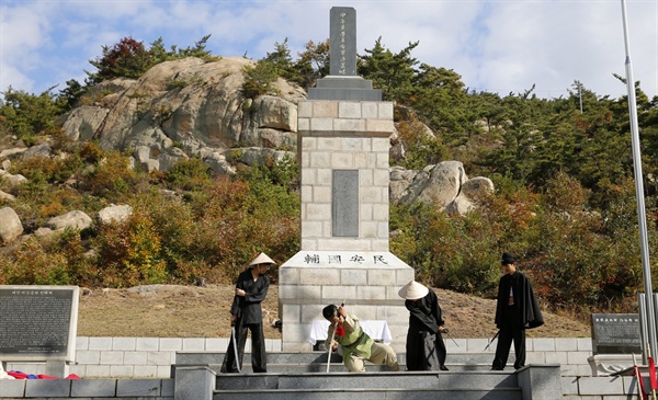 태안중학교 연극단원들이 태안동학농민혁명 추모탑에서 태안동학농민혁명을 주제로 한 '내포에 부는 바람' 뮤지컬을 공연하고 있다.