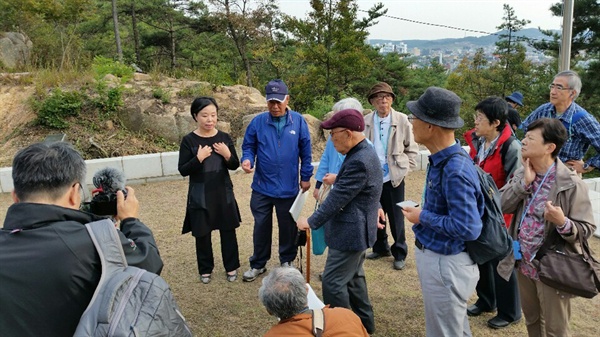 일본측 동학기행팀과 원광대학교 원불교사상연구원장 박맹수 교수 등 한국측 동학기행팀, 그리고 중국인민대학 원퉤쥔 교수 등 3명의 중국측 동학기행팀은 지난 10월 12일부터 시작된 6일간의 일정 중이던 지난 10월 14일 당진 승전곡 전투지에 이어 동학농민군들의 희생이 가장 컸던 태안 백화산 자락 동학농민혁명추모탑을 찾았다. 문영식 유족회장으로부터 태안동학의 역사에 대해 설명을 듣고 있는 기행팀.