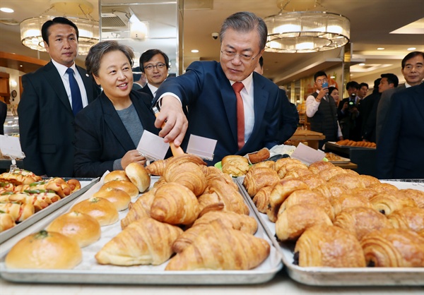 문재인 대통령이 30일 오후 전북 군산의 유명 빵집 이성당을 찾아 빵을 고르고 있다. 