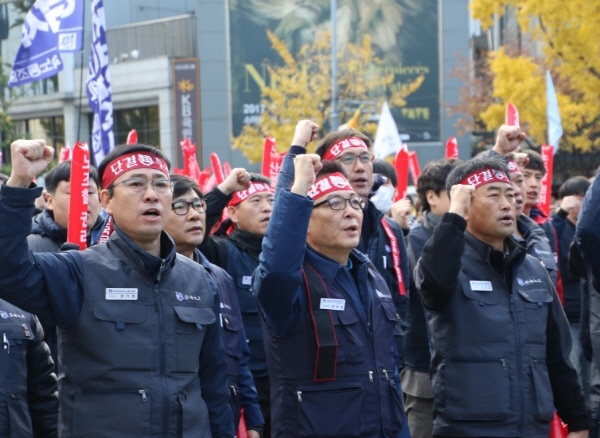 2017년 11월 12일 서울에서 열린 전국노동자대회에서 현대차노조 하부영 지부장(가운데)등 노조 간부가 구호를 외치고 있다. 현대차노조는 정부여당이 추진중인 광주형일자리를 반대하고 있다 