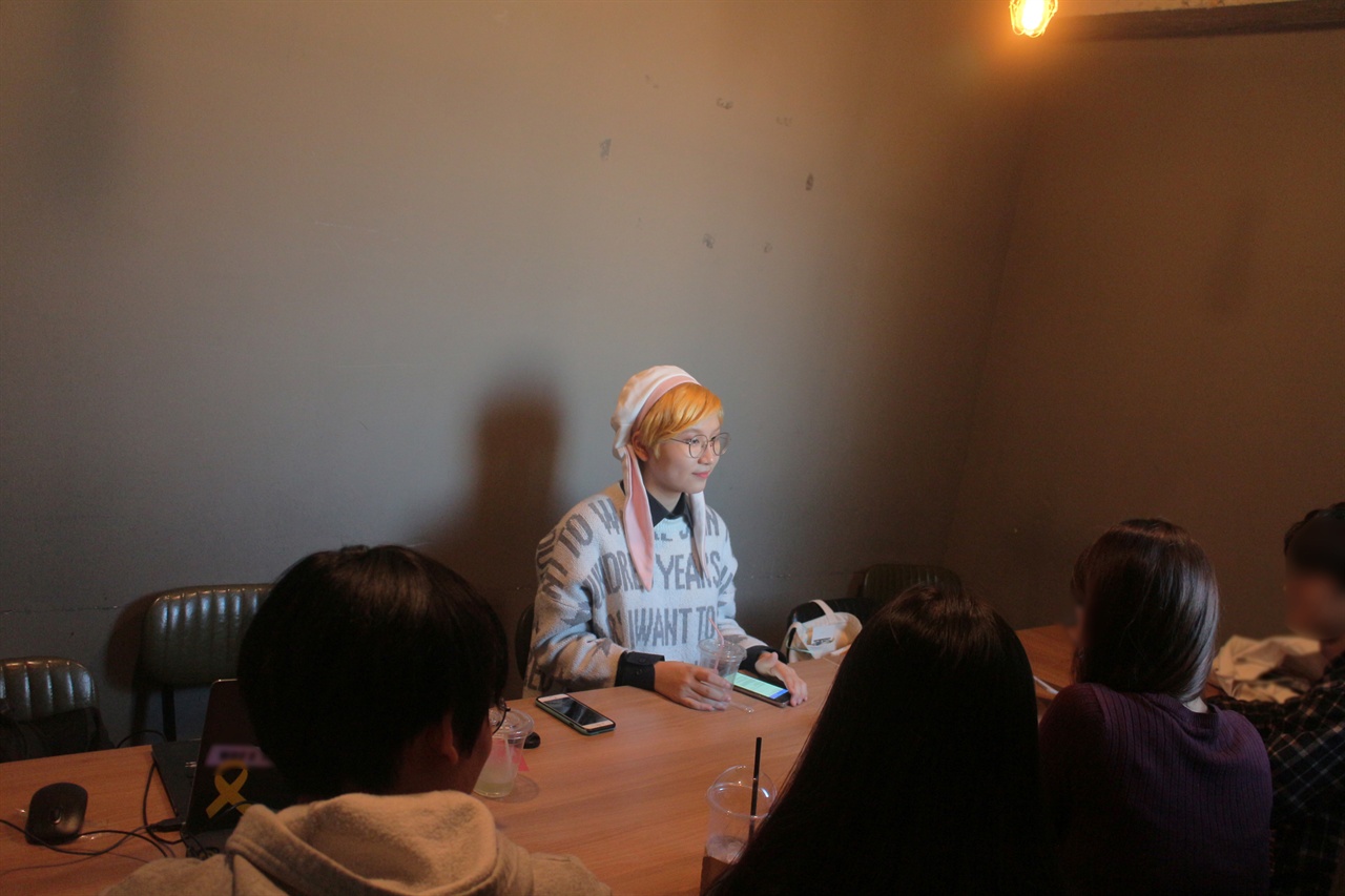 김자유 기자가 인터뷰를 진행하는 모습. 왼쪽부터 고등학교 재학생 또삐(가명), 이지윤(가명)과 고등학교 교사 김지예(가명), 이교진(가명). 