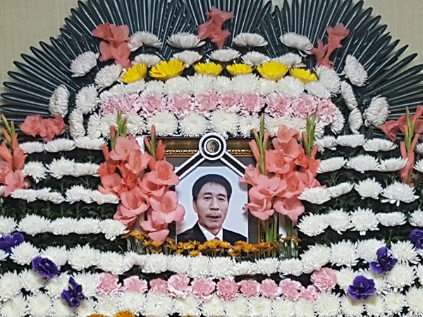 고 이선종씨의 영정사진이 흰 국화꽃에 둘러싸여 있다.   