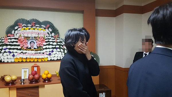 장례식장에 함께 한 이 지사의 부인 김혜경씨는 유가족과 대화하던 중 울음으로 말을 잇지 못했다.
