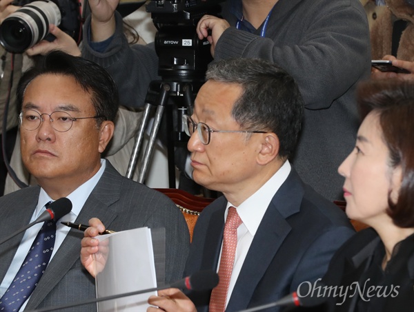 자유한국당 정진석 의원(왼쪽)이 31일 오전 국회에서 열린 비대위원-중진의원 연석회의에 굳은 표정으로 참석하고 있다. 