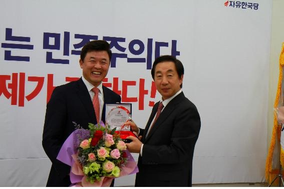 윤영석 국회의원이 자유한국당 김성태 원내대표로부터 '국감 우수 의원상'을 받았다.