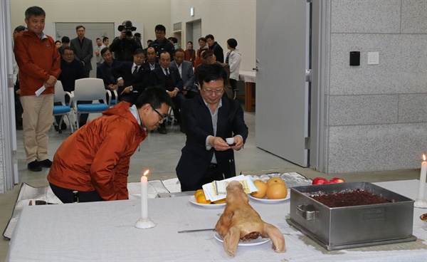 이귀영 국립해양문화재연구소장이 잔을 올리고 있다.