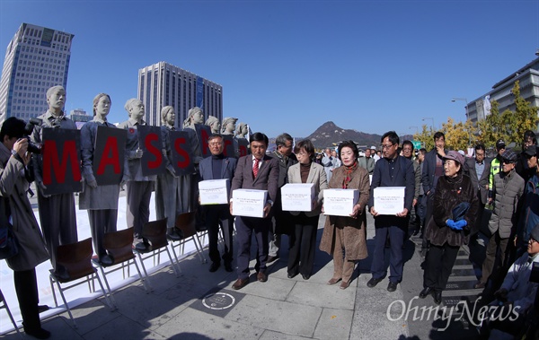  제주 4.3 제70주년 범국민위원회가 31일 오후 서울 광화문 광장 미대사관 맞은편에서 미 정부와 유엔의 제주4.3사태에 대한 책임있는 조치를 촉구하는 10만인 서명 전달식을 진행하며 퍼포먼스를 하고 있다.