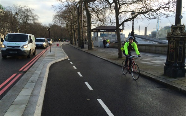 영국 런던의 중심가를 동서로 가로지르는 런던 사이클 수퍼하이웨이 3구간(CS3)의 모습. 자전거 이용자들의 안전을 위해 상당 구간이 차도와 분리된 형태로 설계됐다.