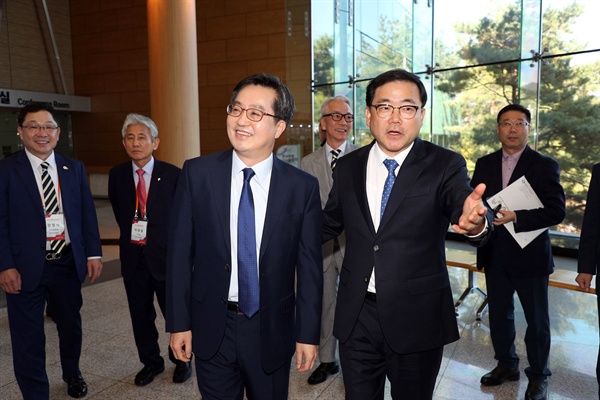 김동연 경제부총리는 10월 31일 창원컨벤션센터에서 열린 세계한인경제인대회에 참석했고, 허성무 창원시장이 함께 했다.