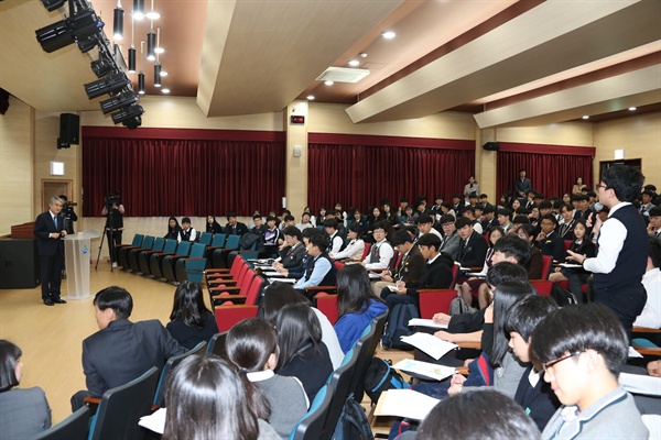 박종훈 경남도교육감은 10월 31일 오후 도교육청에서 중고등학교 학생회장단과 대화의 시간을 가졌다.