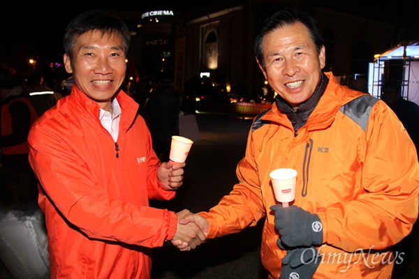 민중당 경남도당이 10월 31일 저녁 창원시청 광장에서 연 "촛불 2주년, 당원 총력결의대회"에 참석한 이상규 당대표와 손석형 창원시당 위원장이 인사를 나누고 있다.
