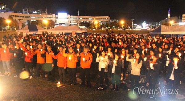 민중당 경남도당은 10월 31일 저녁 창원시청 광장에서 "촛불 2주년, 당원 총력결의대회"를 열었다.