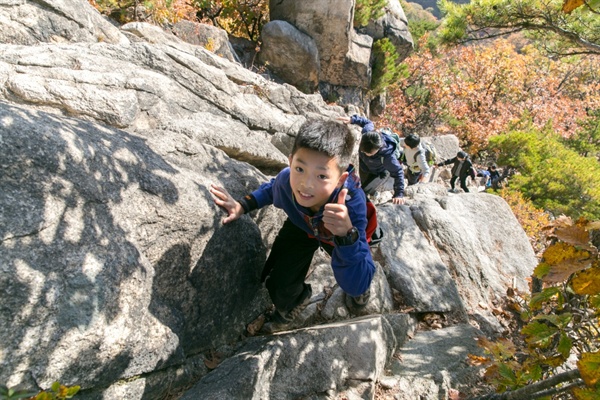  아이들도 힘차게 산을 오른다. 