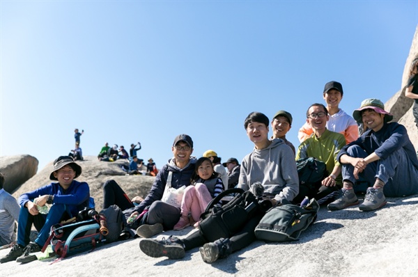  하늘은 경계가 없었다. 백운대까지 오른 길벗들.