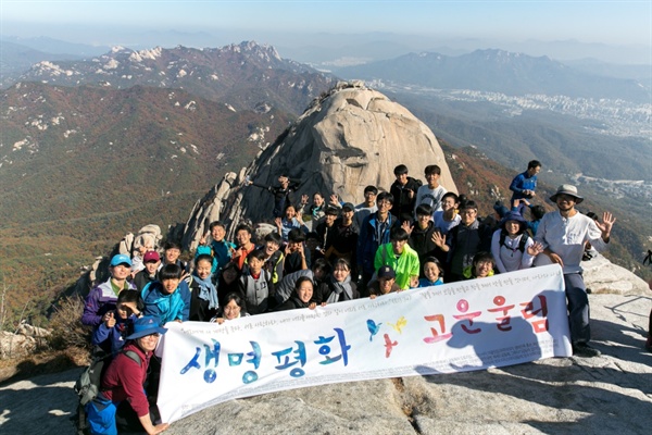 경계를 만들고 담을 쌓아 올린 우리의 역사가 치유되기를 바라며.