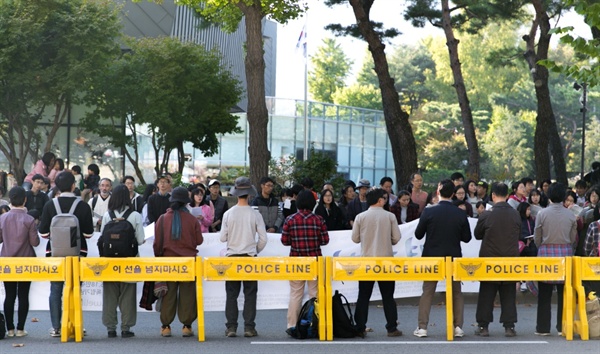  정치권력의 중심이자 불행한 우리 역사의 일부였던 청와대 앞에서 드린 생명평화 기도회.