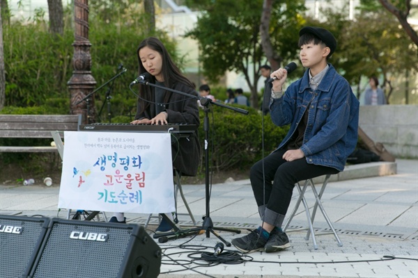  청와대 옆 사랑채 앞에서 열린 작은소리 음악회. 홍천 삼일학림 학생들이 '바다가 되어 줄게요'를 부르고 있다.